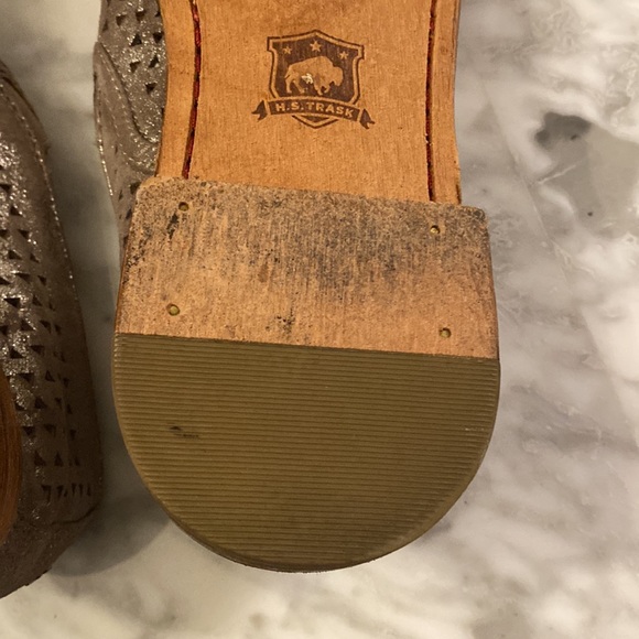 Size 8.5 Trask laser cut accent loafers in good condition. Neutral color - Picture 9 of 12